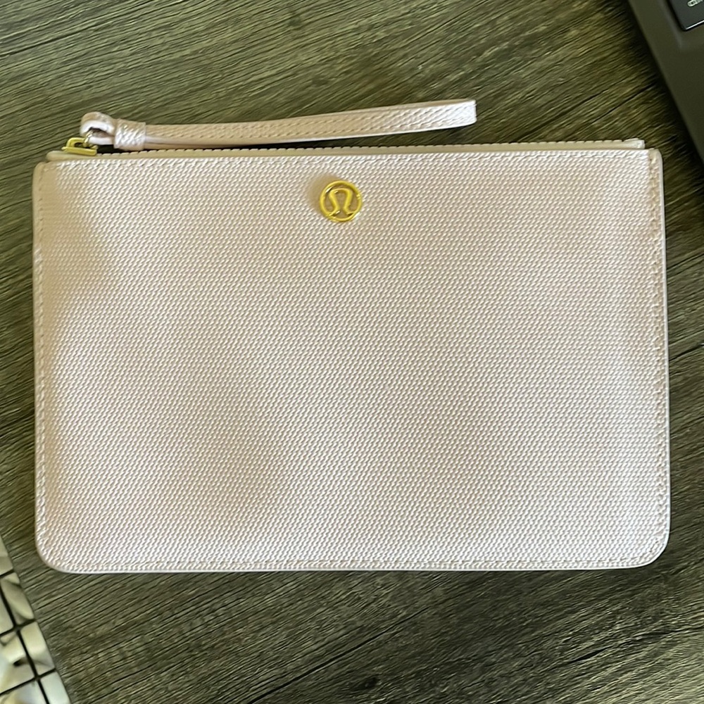 Lulu wristlet